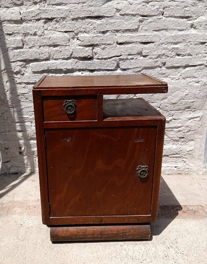 Lote anterior: Mesa de luz antigua con puerta y cajón