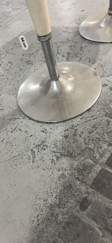 Mesas auxiliares de metal y madera - imagen 3