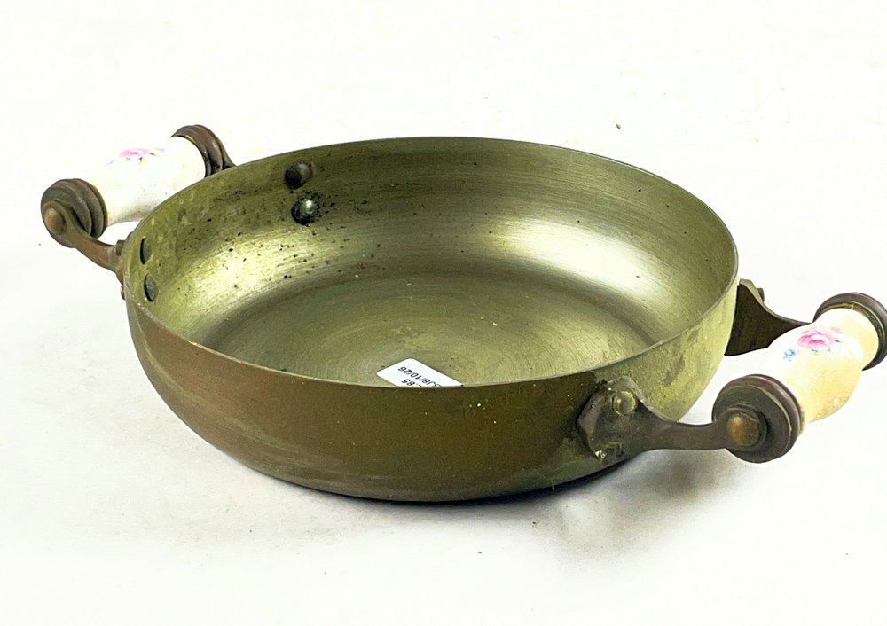 Paellera Antigua de Cobre con Asas de Cerámica Decorada