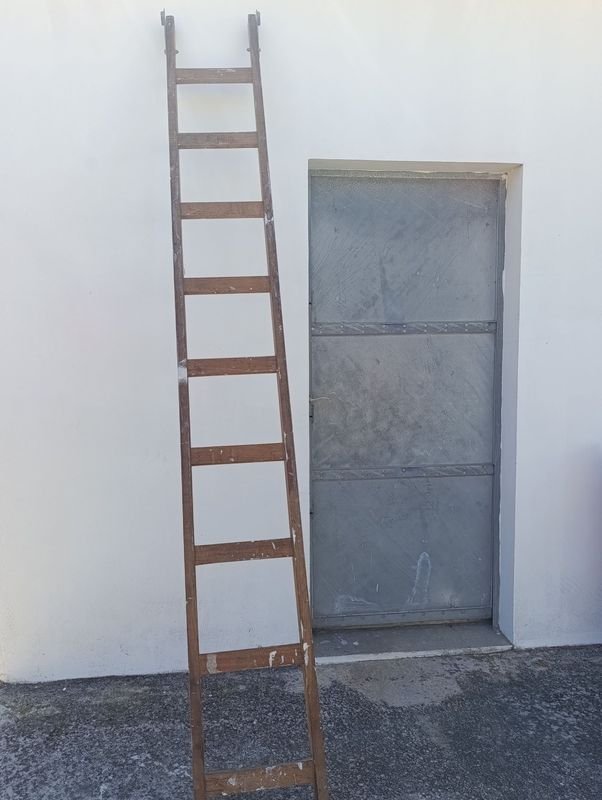 Escalera de Pintor en Buena Condición - imagen 2