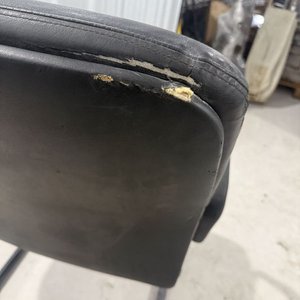 Silla de Oficina Tapizada en Cuero Negro con Estructura Metálica - imagen 5