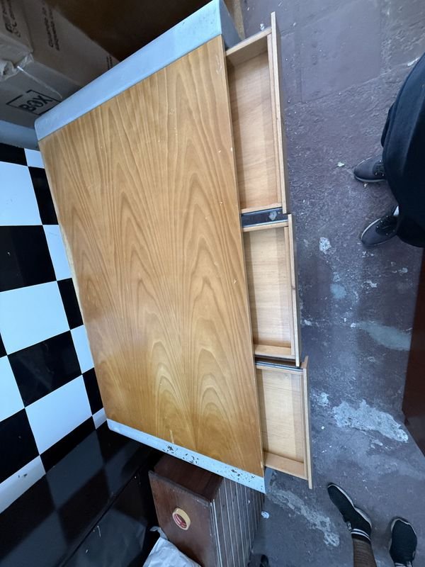 Mesa de metal y madera para decorar tu hogar - imagen 3