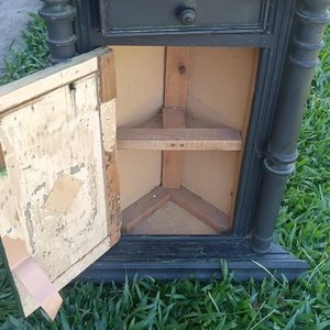 Lote anterior: Esquinero Antiguo de Madera Oscura con Puerta y Estantes