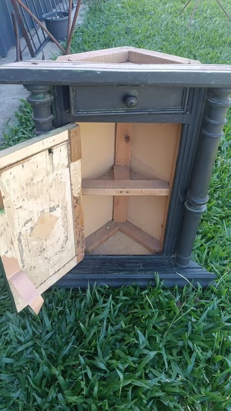 Esquinero Antiguo de Madera Oscura con Puerta y Estantes