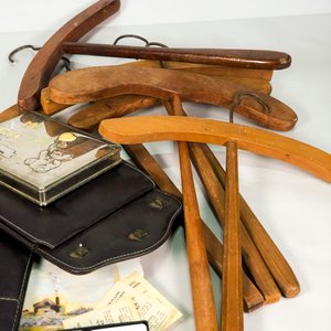 Lote de Percheros Antiguos de Madera y Objetos Varios - imagen 3