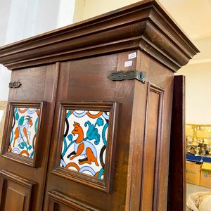 Armario Antiguo de Madera con Azulejos Decorativos - imagen 2