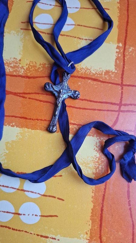 Antiguo crucifijo con cinta azul de época - imagen 4
