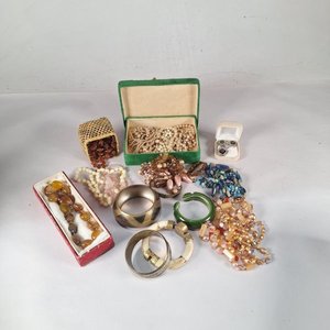 Lote siguiente: Lote Variado de Bijouterie: Pulseras, Collares, Caravanas y Dijes