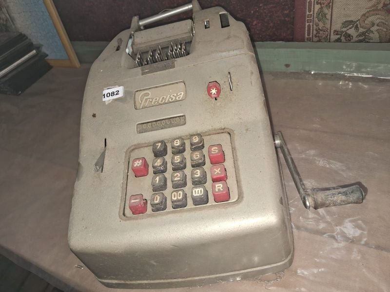 Lote siguiente: Antigua calculadora mecánica Precisa en buen estado