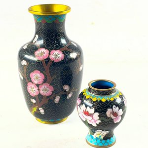 Lote anterior: Dos Floreros Chinos Bronce Cloisonné Negros Florales