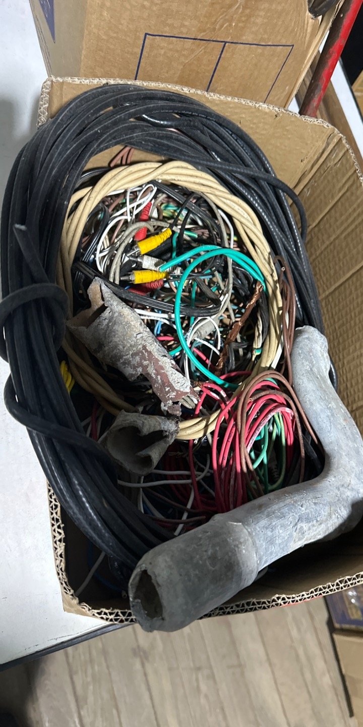Lote anterior: Cables y cables en un paquete de cartón