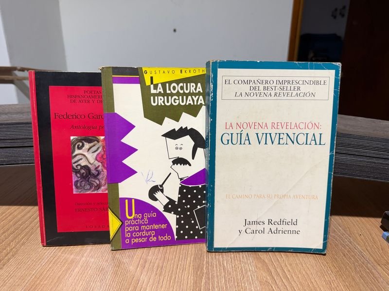 Lote de 3 Libros Generales: "La Locura Uruguaya", "El Compañero Imprescindible del Best-Seller" y "Poetas Hispanos"