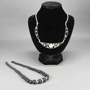 Lote siguiente: Dos Collares: Perlas Negras y Gargantilla Alpaca con Nácar y Esmalte