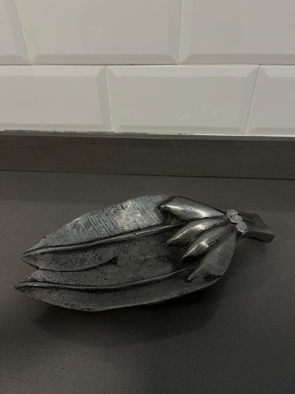 Despojador de Peltre con Diseño de Hoja y Flor
