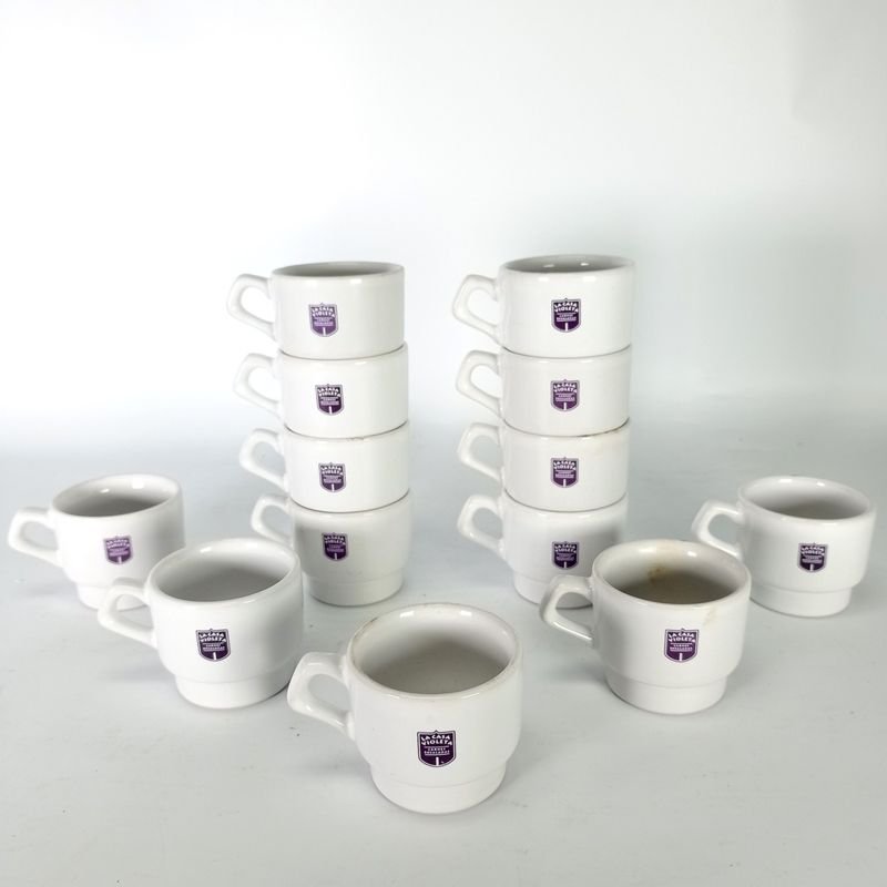 Lote siguiente: Tazas y tazones de cerámica con logo de la Casa Violeta