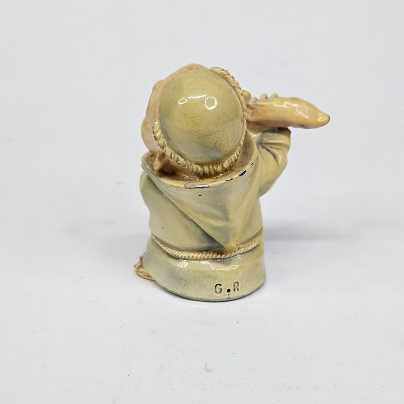 Figura de pescador de cerámica con base sellada - imagen 3