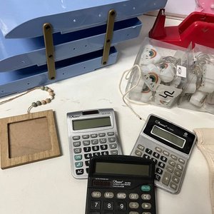Lote Variado: Calculadoras, Organizador Azul, Reloj Despertador, Luces y Más - imagen 9