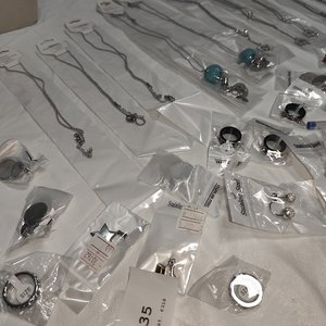 Lote de 50 Piezas de Joyería Nueva en Acero Quirúrgico: Collares, Aros y Pulseras - imagen 6
