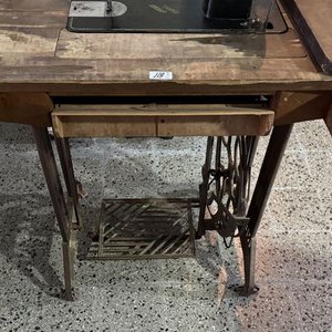 Máquina de Coser Necchi Antigua con Mueble y Tapa - imagen 4