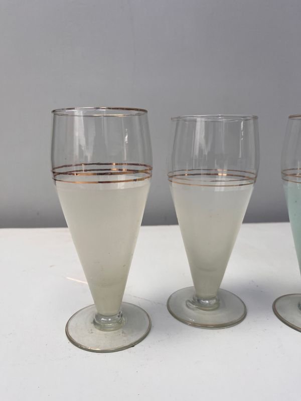 Copas de cóctel de vidrio con borde metálico de oro - imagen 2