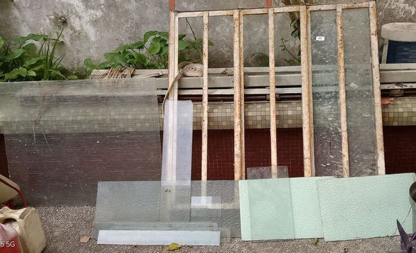 Marco de Ventana con Vidrios y Cortinas - imagen 1
