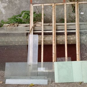 Lote siguiente: Marco de Ventana con Vidrios y Cortinas