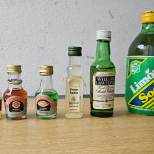 Lote de Mini Botellas de Licor, Aceite de Oliva y Bebidas Varias - imagen 2