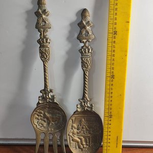 Lote siguiente: Par de Piezas Decorativas de Bronce Macizo: Tenedor y Cuchara con Escenas Holandesas