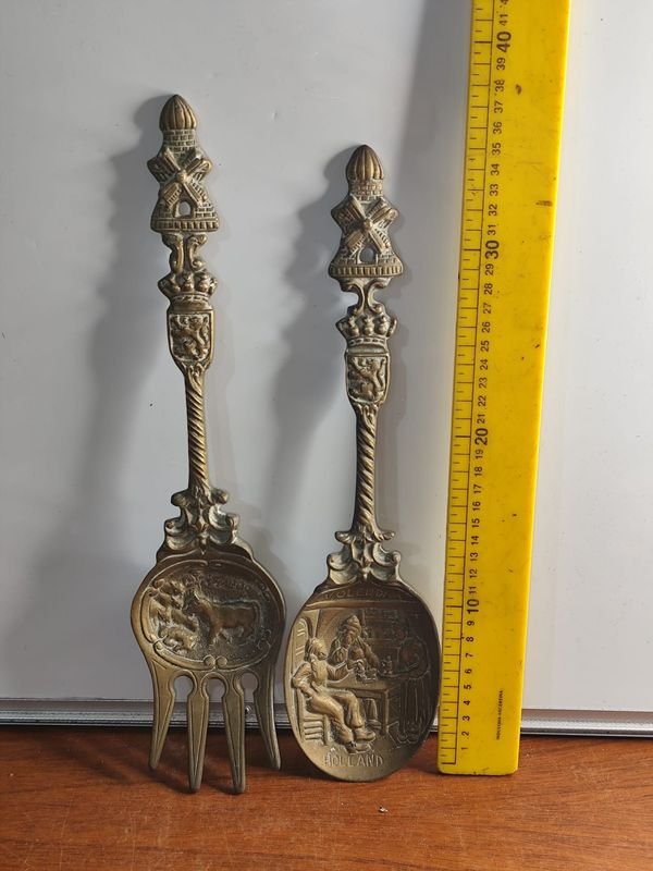 Par de Piezas Decorativas de Bronce Macizo: Tenedor y Cuchara con Escenas Holandesas