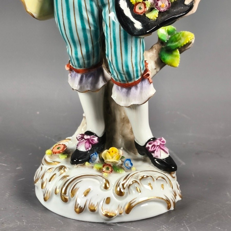 Figura de caballero en porcelana alemana Sitzendorf - imagen 7
