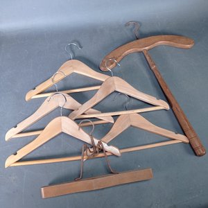 Lote de Perchas de Madera con Publicidad - Variedad de Formas y Tamaños - imagen 2