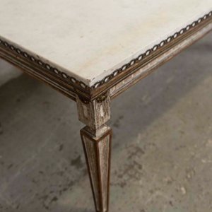 Mesa de Sala Inglesa con Tapa de Mármol y Bordes de Bronce - imagen 2
