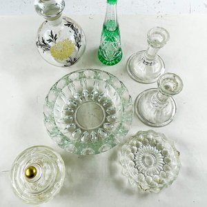 Set de 7 piezas de vidrio: botellón floral, caneleros y ceniceros - imagen 2
