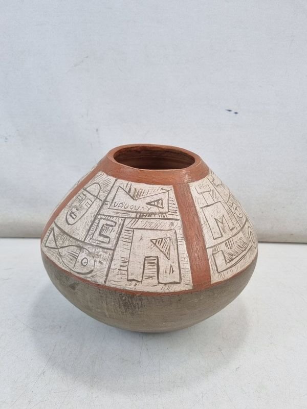 Jarrón de Barro Decorativo "URUGUAY" con Guarda Esgrafiada y Rajadura en Base - imagen 1