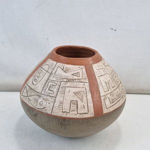 Jarrón de Barro Decorativo "URUGUAY" con Guarda Esgrafiada y Rajadura en Base - imagen 1