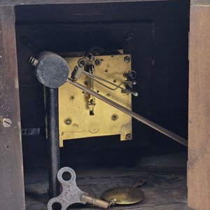 Antiguo Reloj de Mesa Mecánico con Caja de Madera Oscura - imagen 4