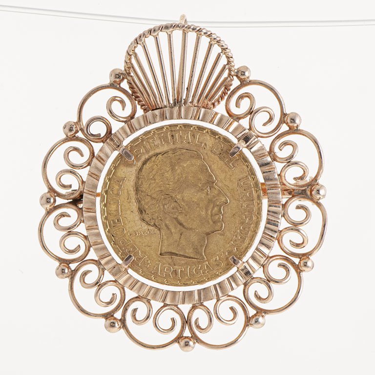 Lote siguiente: Prendedor de oro con moneda uruguaya