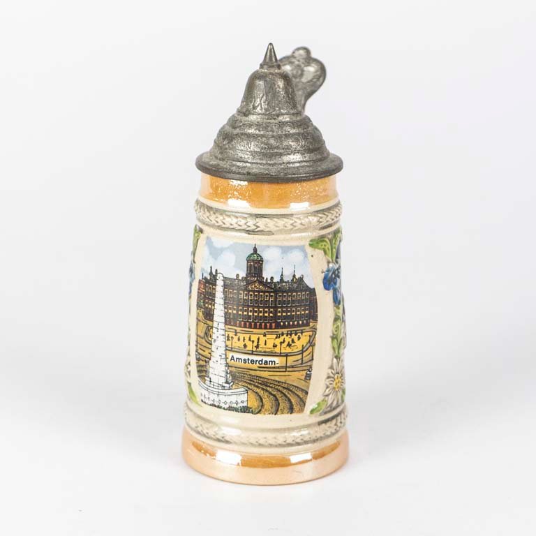 Jarra de cerceza de cerámica con escena en relieve