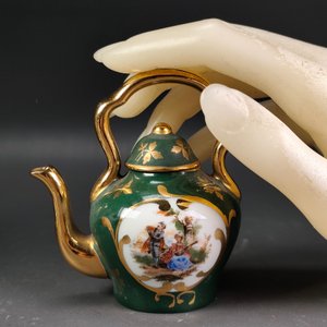 Lote de 5 Piezas de Porcelana Fina: Jarritas Limoges, Florerito Alemán, Calderita y Figura Schmidt - imagen 4