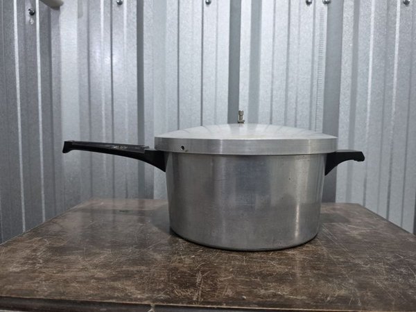 Olla a Presión de Aluminio con Asas Negras - imagen 1