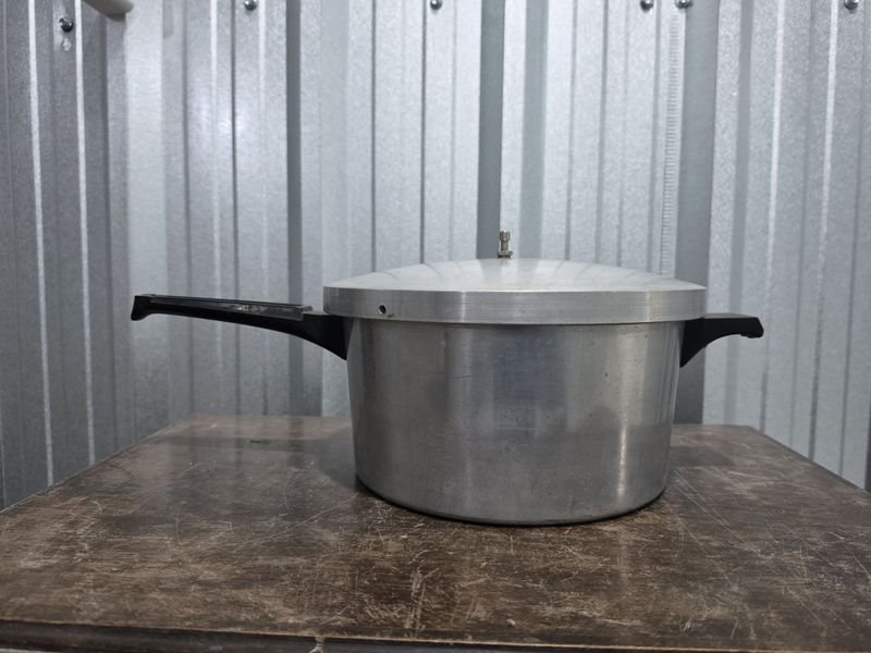 Olla a Presión de Aluminio con Asas Negras