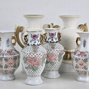Lote de 6 jarrones decorativos de cerámica y porcelana con diseños florales y detalles dorados - imagen 2