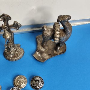 Lote de 11 Botones Navales y otros pequeños en metal, 2 porta pinchos franceses sellados - imagen 5