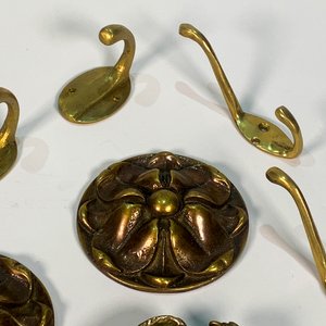 Lote de 8 Piezas de Bronce: Molduras Florales, Perchas y Cenicero con Águila - imagen 3