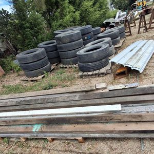 Lote siguiente: Lote de Neumáticos Usados y Materiales de Construcción