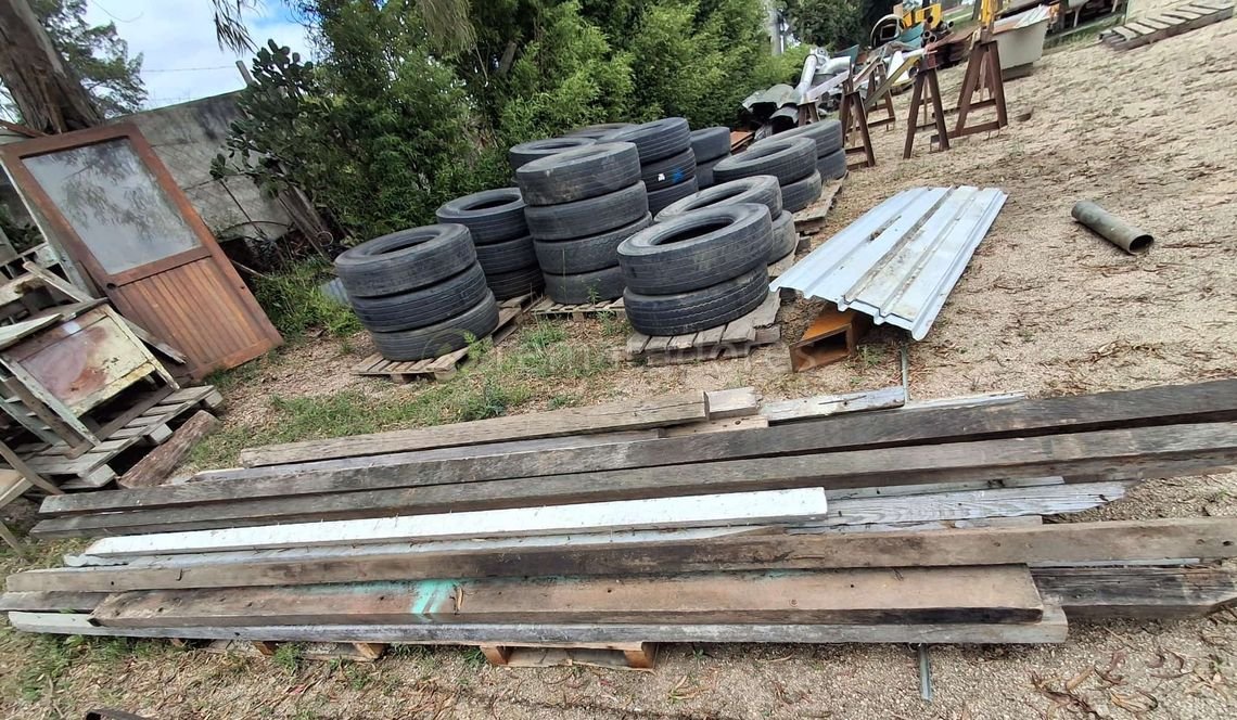 Lote de Neumáticos Usados y Materiales de Construcción