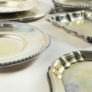 Lote de 9 Piezas Metálicas: Bandeja Circular, Plato para Postre y Platillos - imagen 3