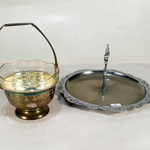 Plato Metálico Circular con Bombonera de Vidrio y Base Decorada - imagen 2