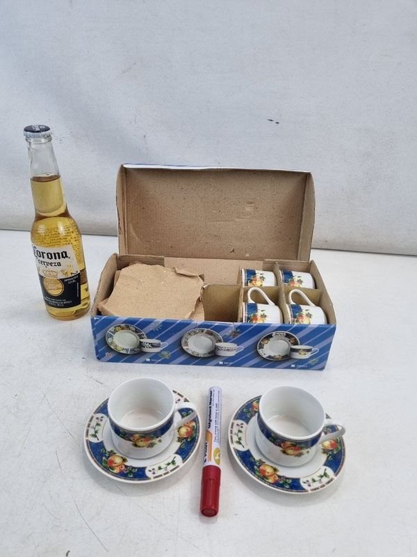 L 010 - Set De 12 Piezas - Coqueto juego de cafe para doce servicios en fina porcelana con delicado diseño de frutas y guarda en azul, ideal para la sobremesa (Made In China) - imagen 1