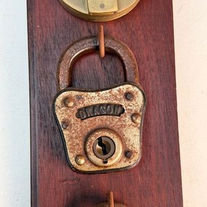 4 Candados Antiguos de Colección Montados en Madera - imagen 4
